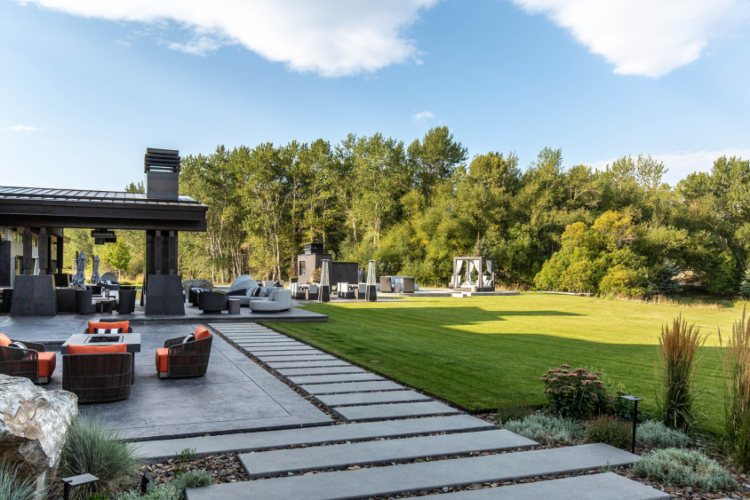 ovo-imanje-u-montani-od-40-miliona-dolara-ima-sopstveni-ribnjak-i-vinski-podrum-od-4000-boca