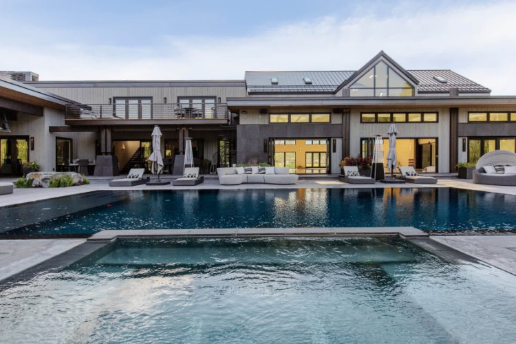 ovo-imanje-u-montani-od-40-miliona-dolara-ima-sopstveni-ribnjak-i-vinski-podrum-od-4000-boca