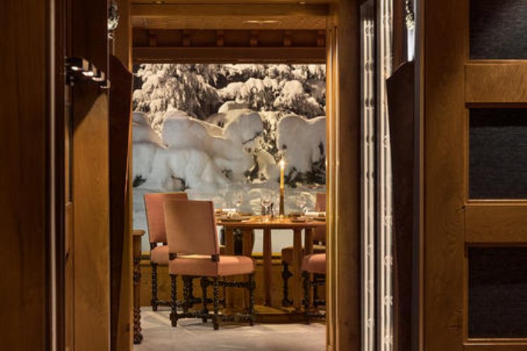 velicanstveni-hotel-koji-se-pretvara-u-apre-ski-raj