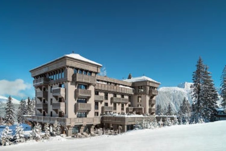 velicanstveni-hotel-koji-se-pretvara-u-apre-ski-raj