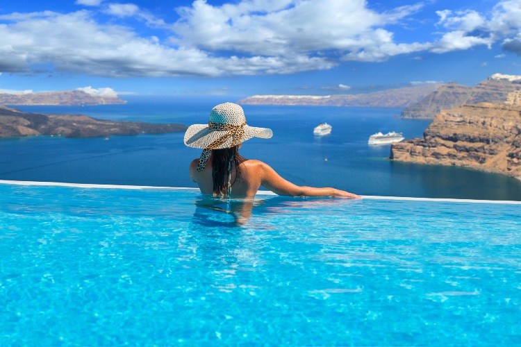 Devojka se kupa u bazenu na Santoriniju