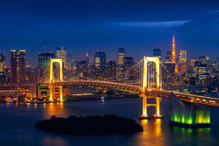 Pogled na noćni pejzaž Japana