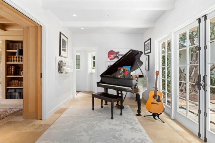 Muzička soba sa klavirom i gitarom