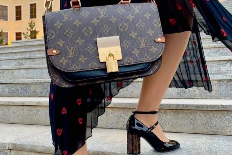 louis-vuitton-je-uhvacen-kako-prodaje-lazne-torbe-u-sopstvenoj-prodavnici