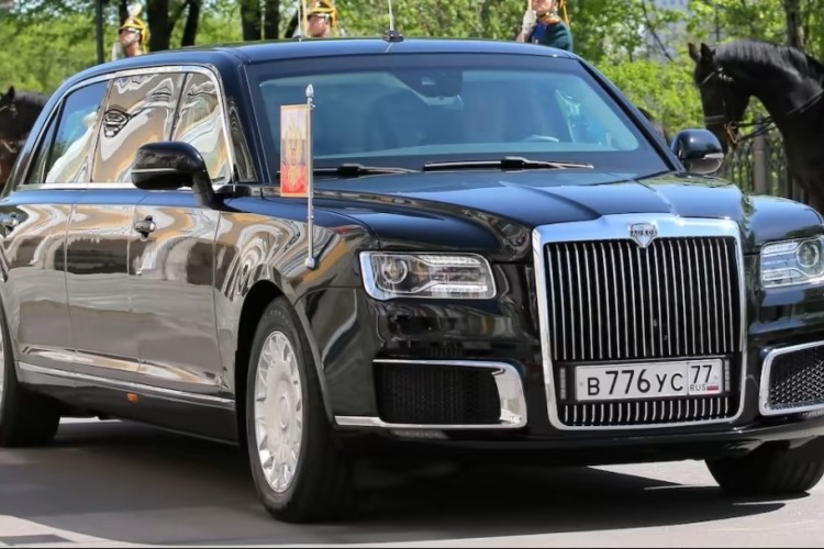 upoznajte-7-tonsku-kopiju-rolls-royce-automobila-vladimira-putina