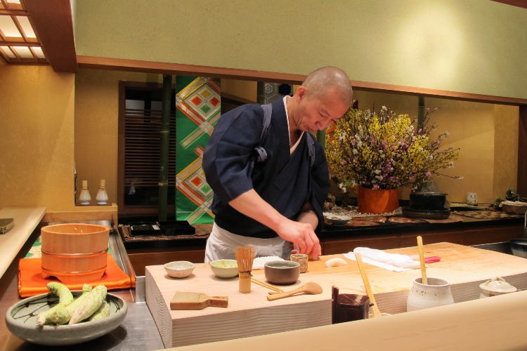 Chef Urasawa priprema obrok u istoimenom restoranu
