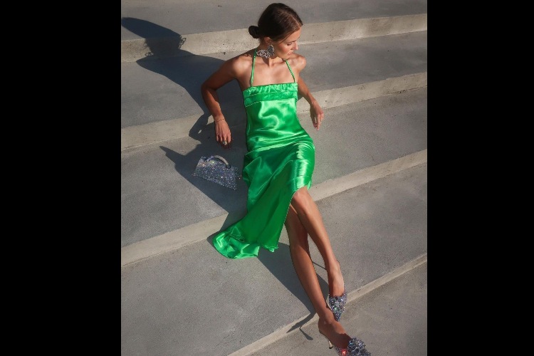 Žena u zelenoj svilenoj haljini