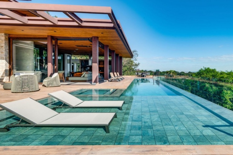 Eksterijer kuće u Brazilu sa bazenom i ležaljkama