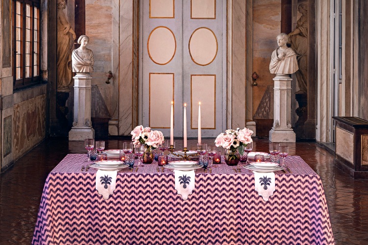 Postavljeni sto sa svećama u roze tonovima
