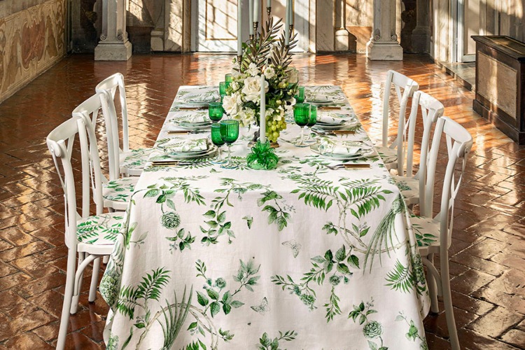 Postavljeni sto sa stolicama i zelenim posuđem