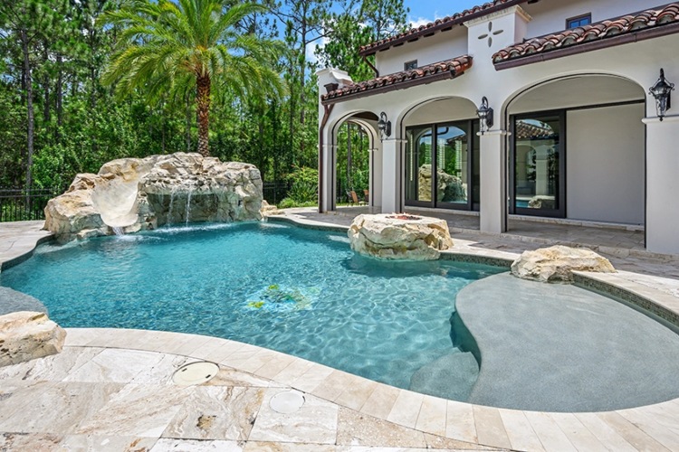 Dvorište sa bazenom u Dizni vili u Floridi