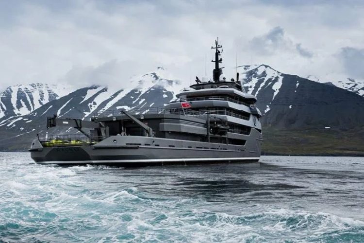 superjahta-ruskog-oligarha-strzalkovskog-zaglavljena-u-norveskoj