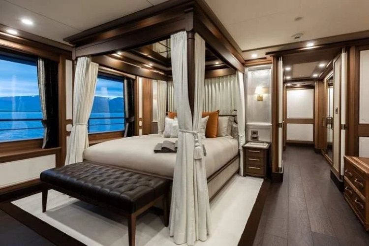 superjahta-ruskog-oligarha-strzalkovskog-zaglavljena-u-norveskoj