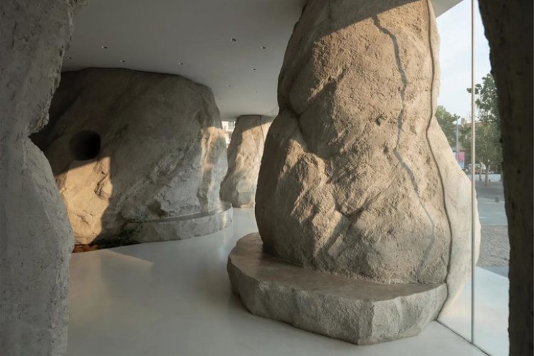 Neobičan kafić u Kini "stoji" na džinovskom kamenju