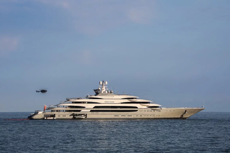 Mamutska italijanska superjahta ruskog milijardera sa šest bazena je postala „nevidljiva“