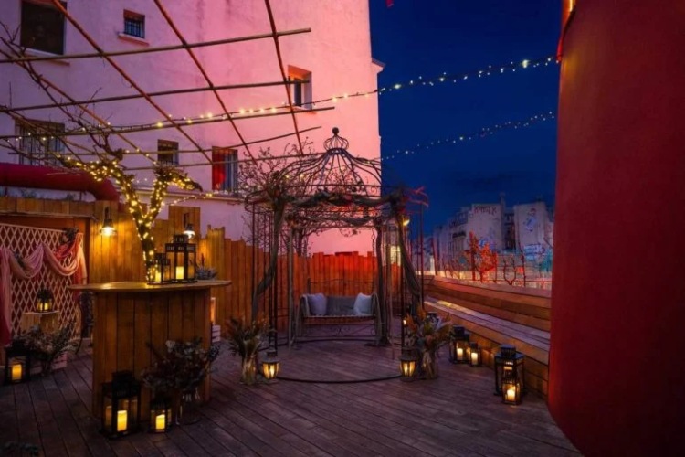 Posetite skrivenu sobu unutar kultnog pariskog kabarea Moulin Rouge