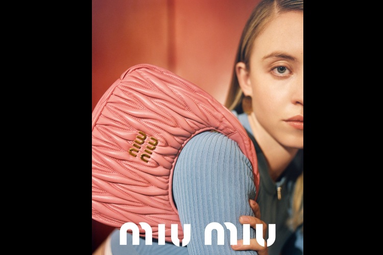 sidni-svini-predstavlja-novu-torbu-brenda-miu-miu-wander-bag