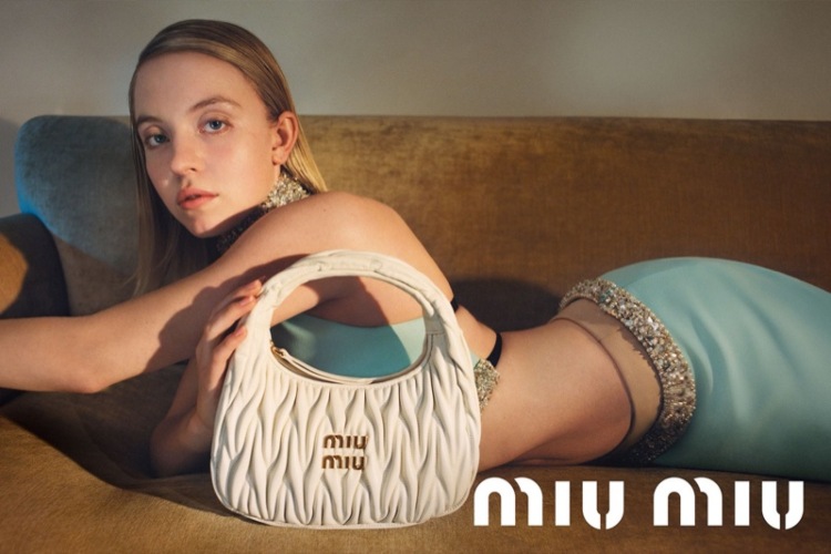 sidni-svini-predstavlja-novu-torbu-brenda-miu-miu-wander-bag