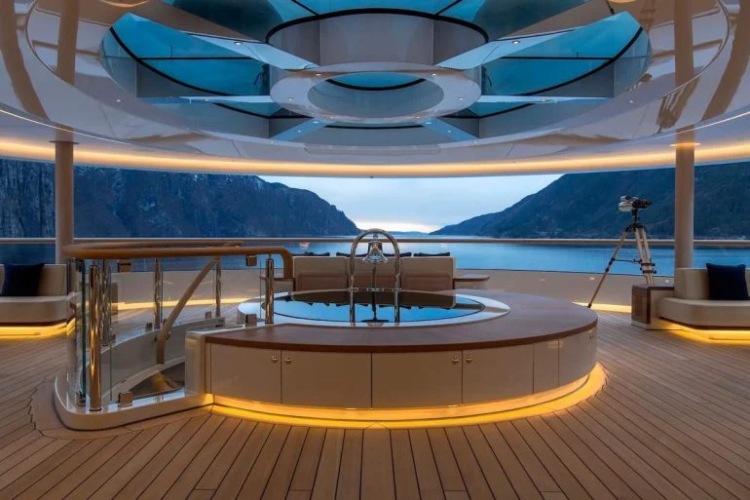 leteca-lisica-megajahta-ruskog-oligarha-plovi-prema-turskoj-nakon-neuspele-zaplene