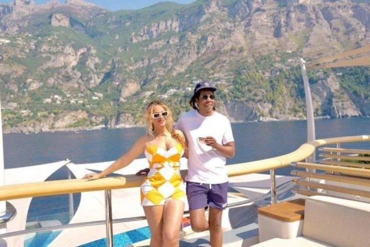 leteca-lisica-megajahta-ruskog-oligarha-plovi-prema-turskoj-nakon-neuspele-zaplene