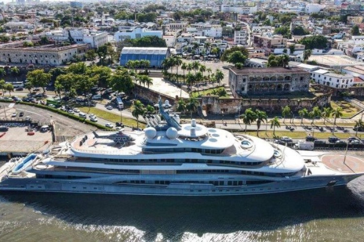 leteca-lisica-megajahta-ruskog-oligarha-plovi-prema-turskoj-nakon-neuspele-zaplene