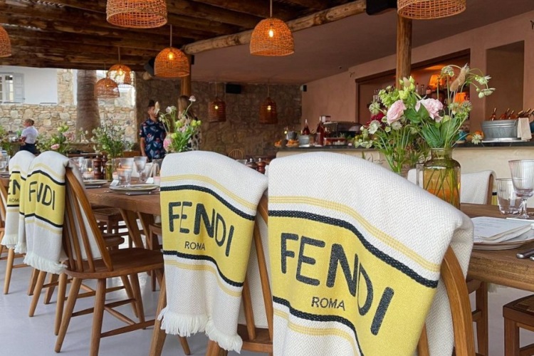 fendi-x-mikonos-cuveni-brend-otvorio-je-svoj-prvi-butik-u-grckoj