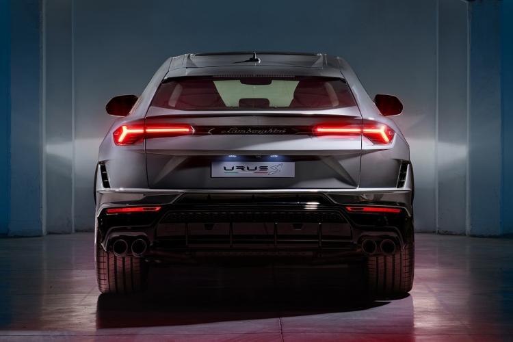 lamborghin-urus-s-2023-2