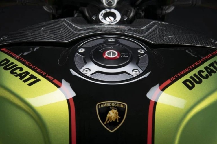 ducati-sf-v4-lamborghini-1