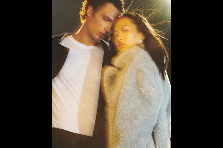 emporio-armani-holiday-2023-kampanja-zapanjujuca-prica-o-modnom-romantizmu-1