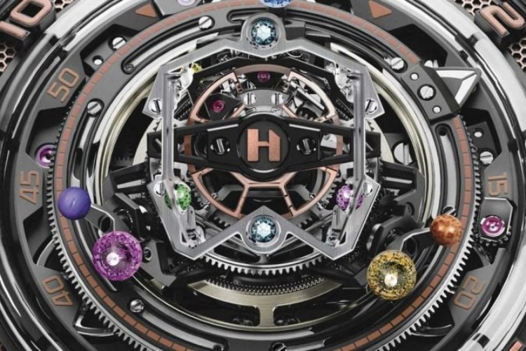 hyt-conical-tourbillon-infinity-sapphires-inspirisan-tanosovom-rukavicom-3