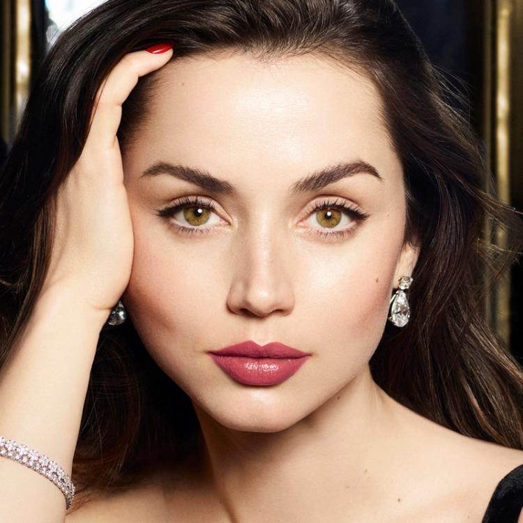 ana-de-armas-kao-vizija-elegancije-u-kampanji-za-karmin-estee-lauder-1