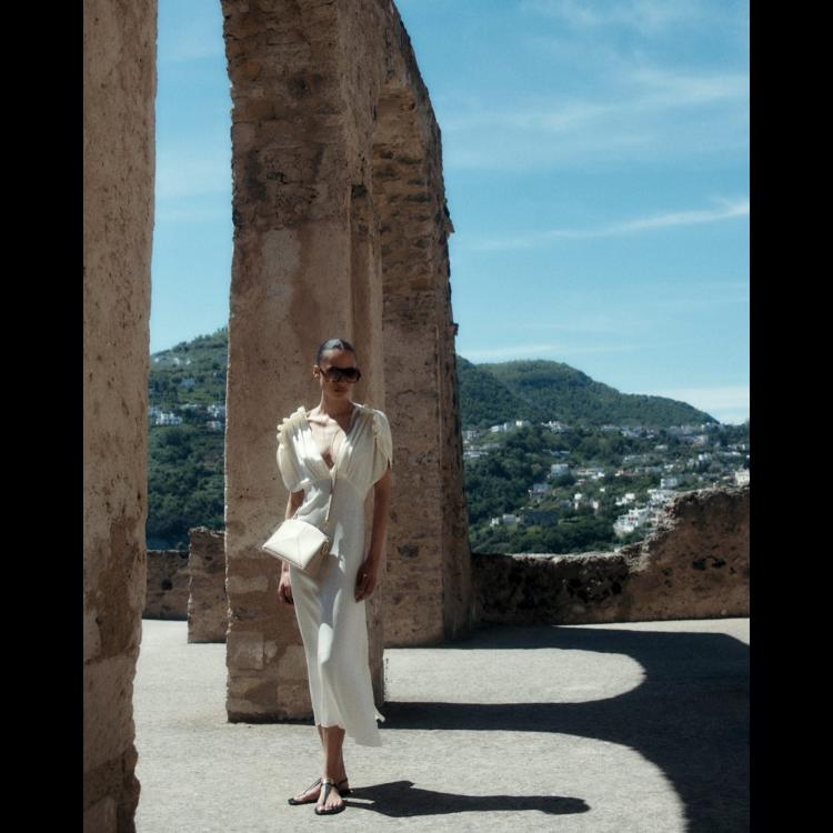 victoria-beckham-high-summer-2024-savrsena-esencija-leta-13