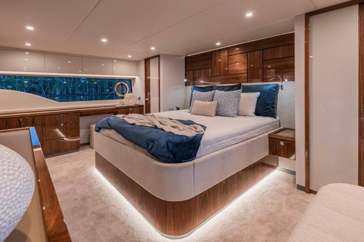 riviera-6800-sport-yacht-8