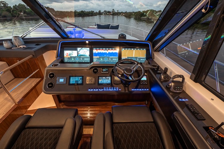 riviera-6800-sport-yacht-9