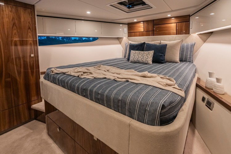 riviera-6800-sport-yacht-10