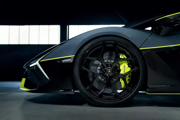 samo-63-vozaca-na-svetu-ce-posedovati-ovu-ducati-lamborghini-zver-od-100000-dolara-15