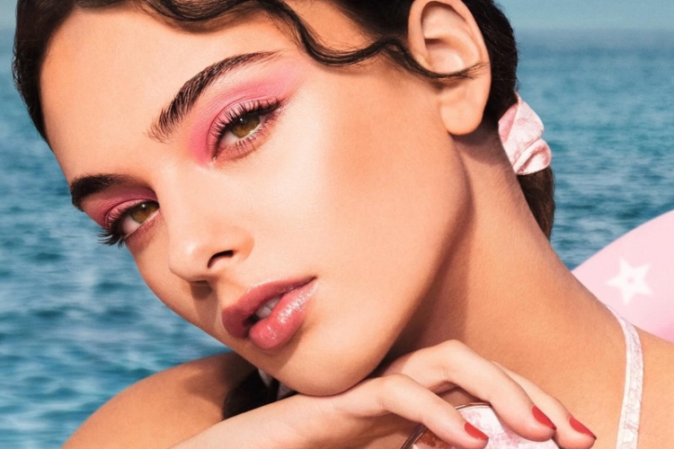 deva-kasel-blista-u-novoj-dior-makeup-kampanji-za-leto-2025-1