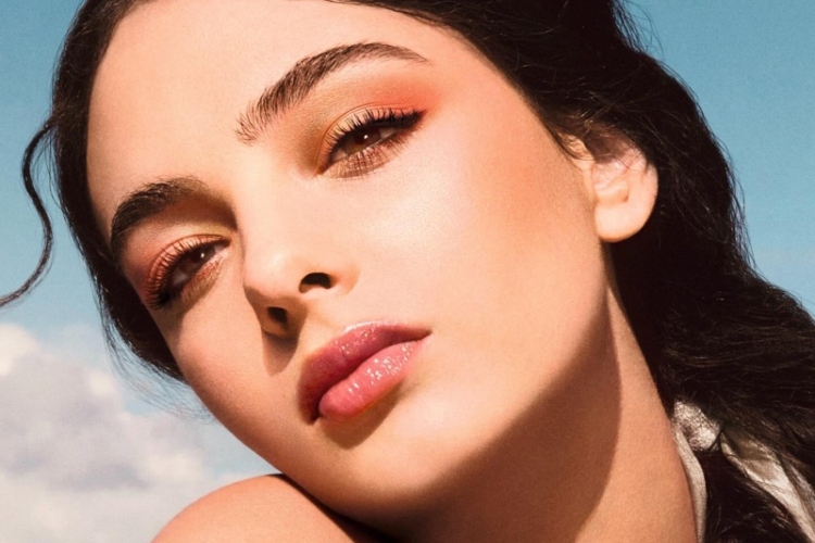 deva-kasel-blista-u-novoj-dior-makeup-kampanji-za-leto-2025-4