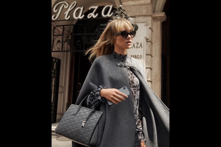 suki-voterhaus-u-glavnoj-ulozi-michael-kors-jesenje-kampanje-2025-u-rimu-6