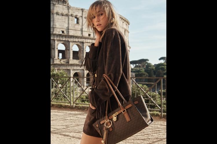 suki-voterhaus-u-glavnoj-ulozi-michael-kors-jesenje-kampanje-2025-u-rimu-9