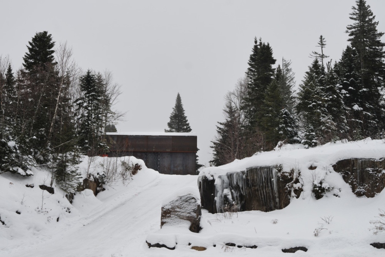 owls-shield-house-arhitektonsko-utociste-u-srcu-kanadske-divljine-14