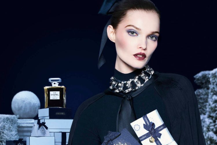 chanel-holiday-2025-ocaravajuci-simboli-koji-osvetljavaju-praznicne-mirisne-poklone-1