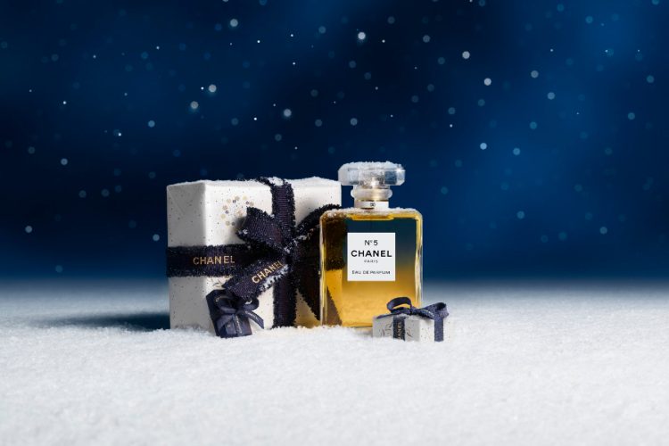 chanel-holiday-2025-ocaravajuci-simboli-koji-osvetljavaju-praznicne-mirisne-poklone-7