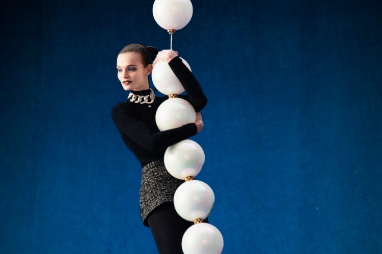 chanel-holiday-2025-ocaravajuci-simboli-koji-osvetljavaju-praznicne-mirisne-poklone-29