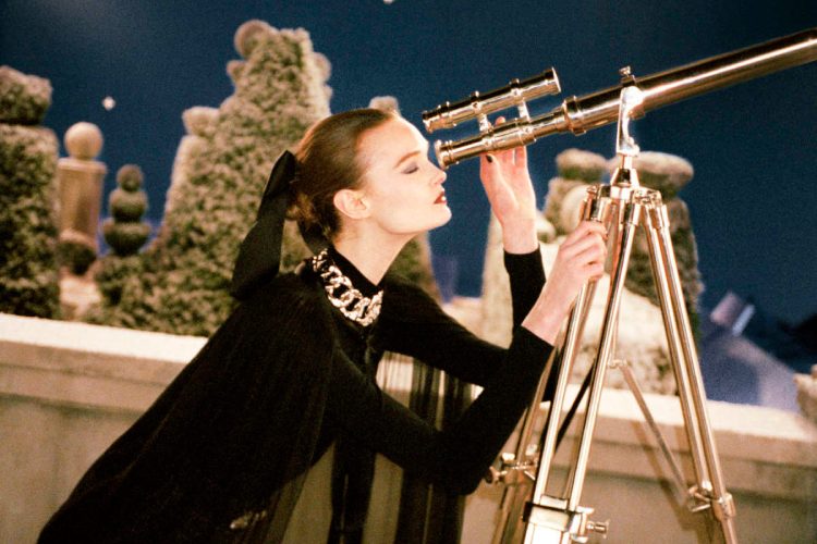 chanel-holiday-2025-ocaravajuci-simboli-koji-osvetljavaju-praznicne-mirisne-poklone-30