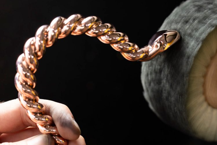 bvlgari-ss26-kada-se-dragulji-pretvaraju-u-kozne-ikone-57