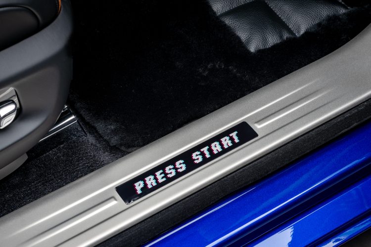 rolls-royce-black-badge-ghost-gamer-luksuzna-oda-zlatnom-dobu-video-igara-2