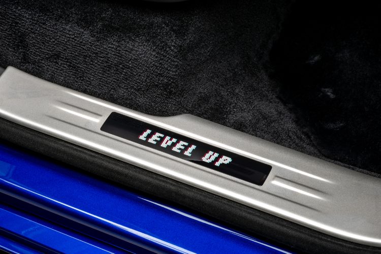 rolls-royce-black-badge-ghost-gamer-luksuzna-oda-zlatnom-dobu-video-igara-3