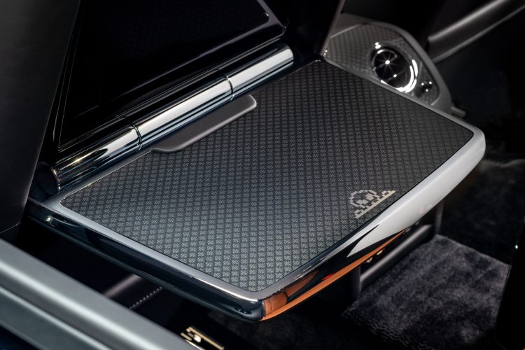 rolls-royce-black-badge-ghost-gamer-luksuzna-oda-zlatnom-dobu-video-igara-4