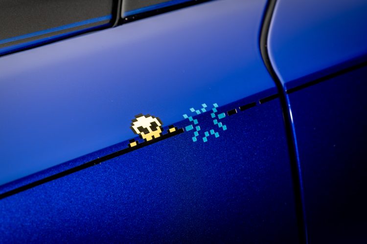 rolls-royce-black-badge-ghost-gamer-luksuzna-oda-zlatnom-dobu-video-igara-8